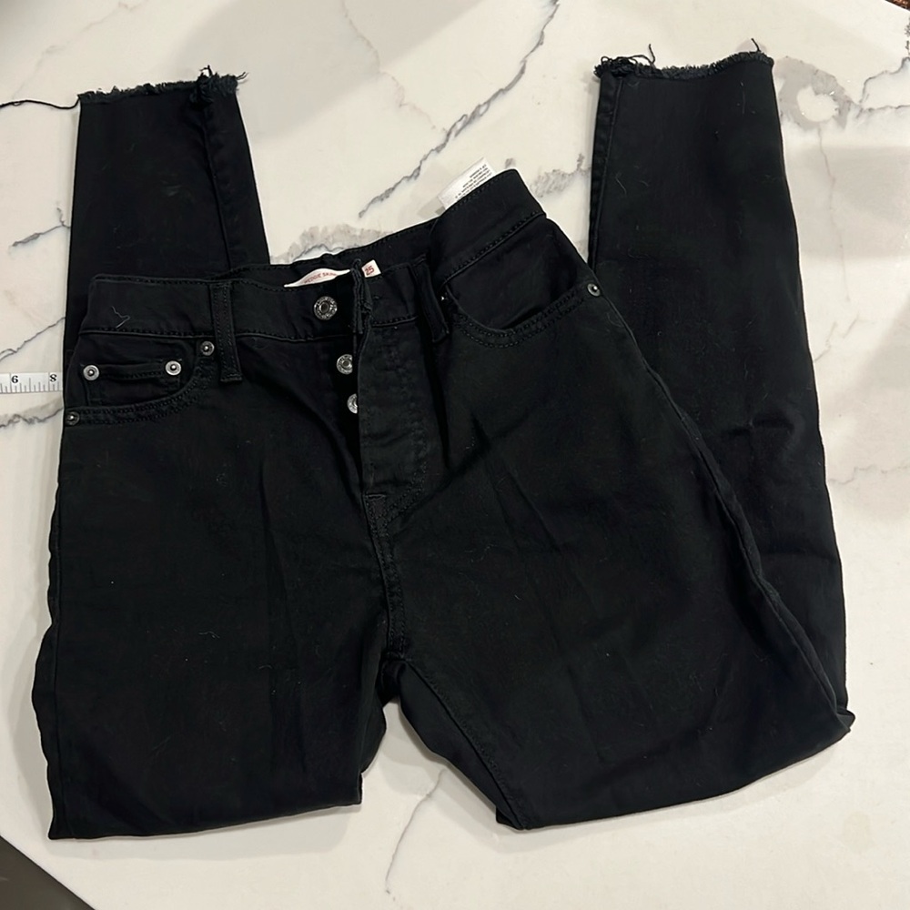 Levi's Black Ankle Cropped Jeans with Slim Fit